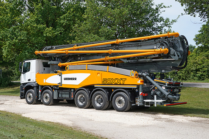 Liebherr 50 M5 XXT: compact on the road, far-reaching on the construction site