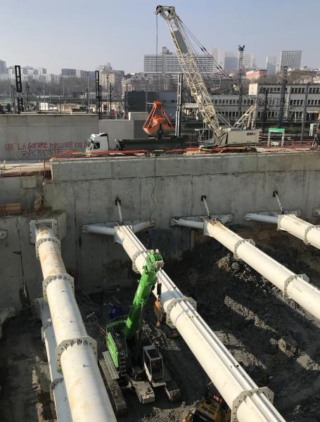 Sennebogen machines at work at the super-metro construction sites