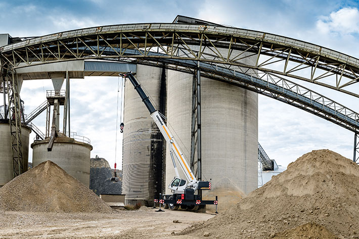 Economical all-rounder on four axles: the new Liebherr LTM 1090-4.2 