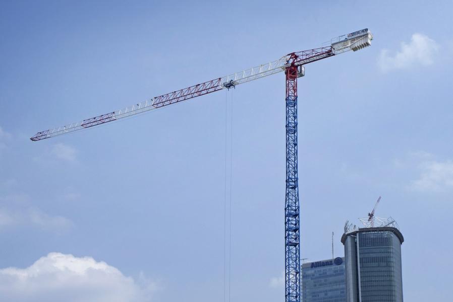 Assistedile erects first Raimondi MRT234 tower crane in Italy