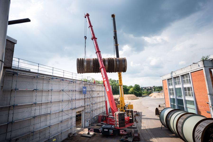 Liebherr mobile cranes install a weight of 180 tonnes in a tandem hoist