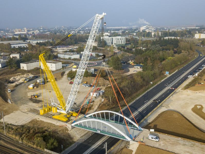 Mediaco places its trust in Liebherr for purchasing two used lattice boom cranes
