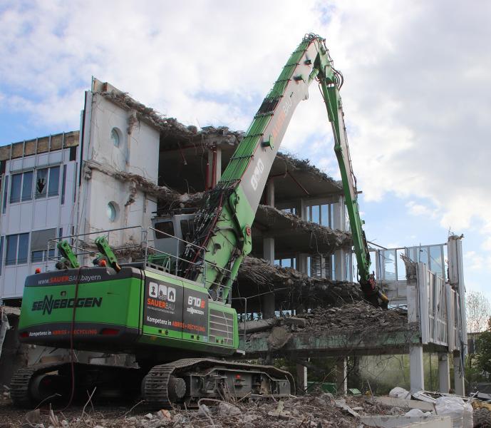 Four reasons why there should be a Sennebogen 870 E long front demolition machine in every fleet