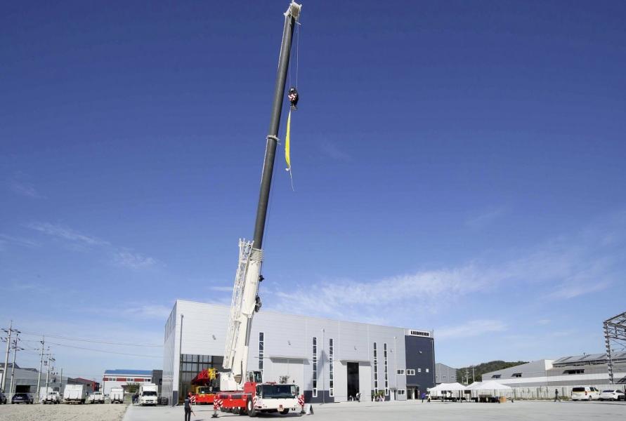 Liebherr mobile cranes in South Korea: new facility opens and crane premiere
