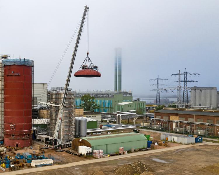 BKL&rsquo;s Grove GMK6400 with MegaWingLift assisted in the construction of a heat storage system on the Ingelheimer Aue in Mainz