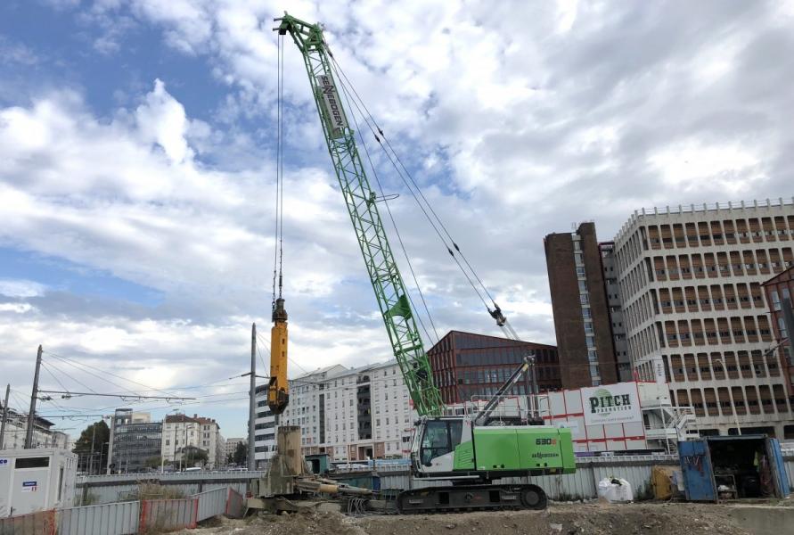 A 30 t Sennebogen HD Duty Cycle Crane supports the well construction for the future district cooling plant at Lyon Part-Dieu