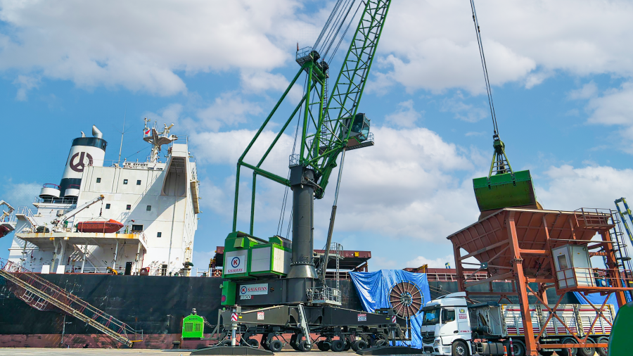 Sennebogen 9300 E mobile harbour crane with electric drive for bulk cargo handling in the port of Iskenderun