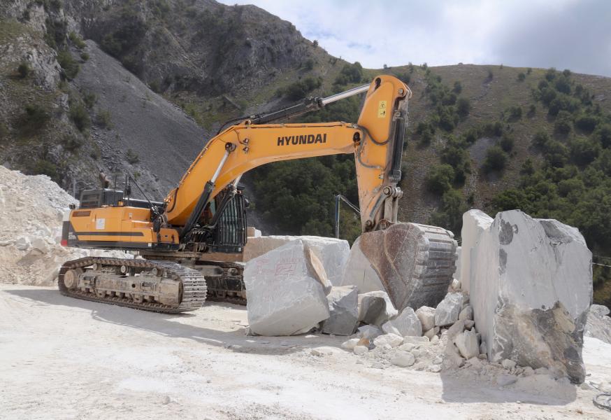 The Hyundai HX520L excavator plays a leading role in the marble quarry of Colonnata 