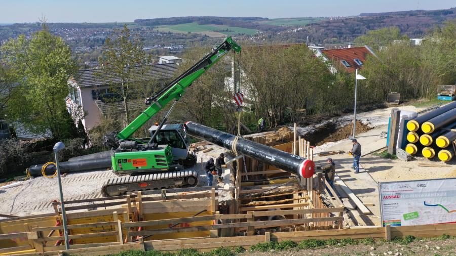 The 16 t telescopic crawler crane Sennebogen 613 E lays district heating pipeline in Germany